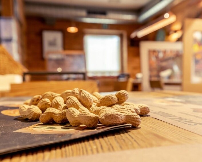 Un tas de cacahuètes sur une table, dans un intérieur chaleureux et accueillant, éclairé d’une lumière douce. 5