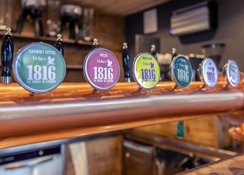 Une rangée de robinets à bière, chacun portant l’inscription « 1816 » et le nom d’une bière différente. 2