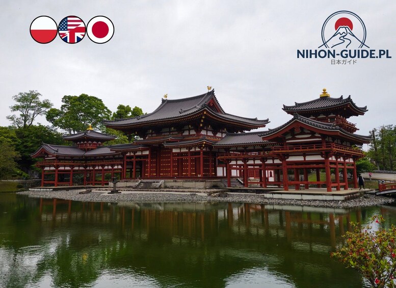 Ett traditionellt japanskt tempel med flera pagodliknande tak, omgivet av en lugn damm och frodig grönska. 1