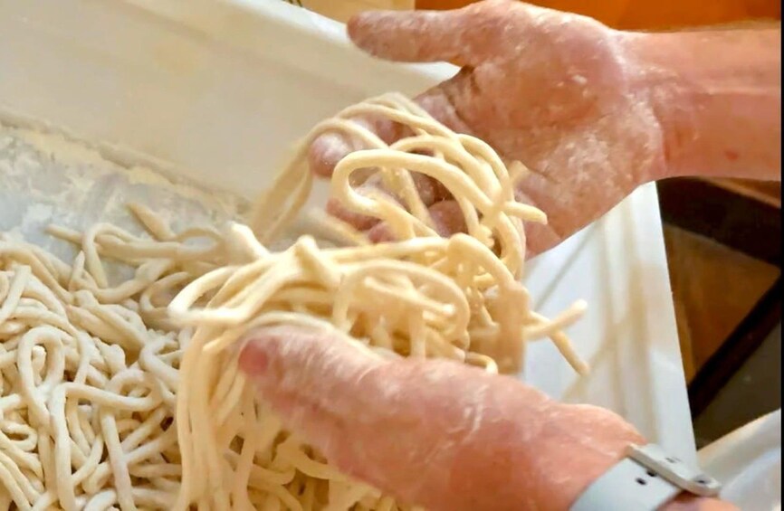 Hände halten ungekochte Pasta. 3