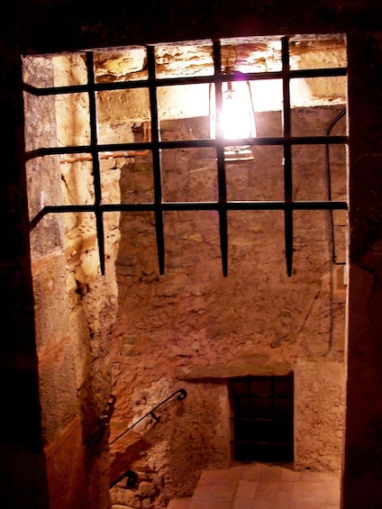 Eine Steinsäule mit einem Fenster und einer Tür, beleuchtet von einer Lichtquelle. 2