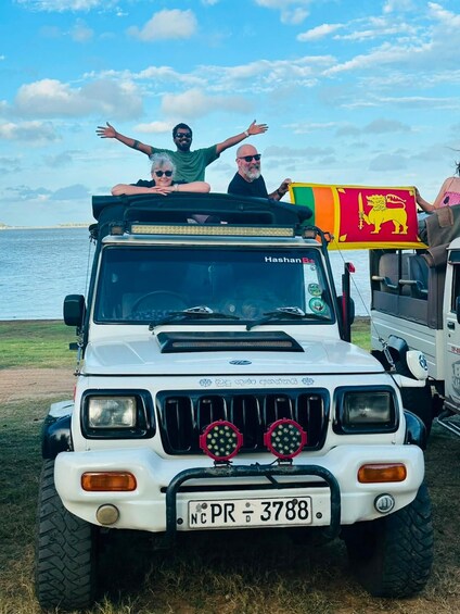 En vit terrängbil med en flagga från Sri Lanka och registreringsnummer NC PR 3788. 3