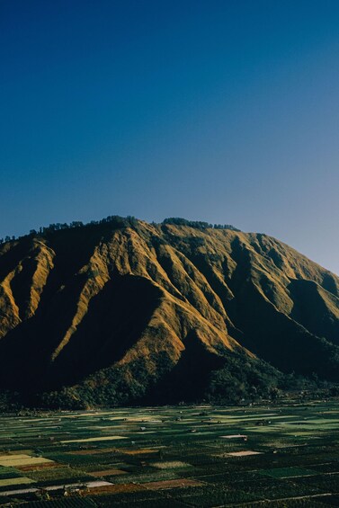 Ein Bergmassiv mit blauem Himmel. 2