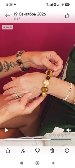 Une personne portant un bracelet orné de perles de différentes couleurs et tailles. 4
