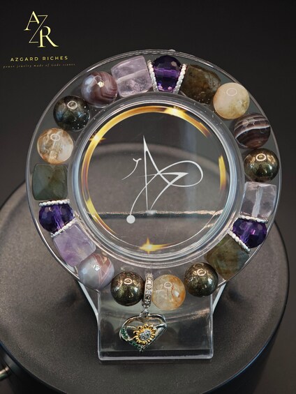 Un présentoir à bijoux avec différents types de pierres précieuses et un pendentif en forme de cœur. 2