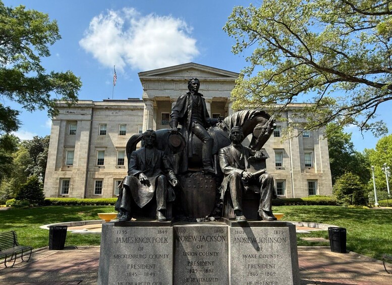 En statue af James Knox Polk og Andrew Johnson foran en bygning med søjler. 5
