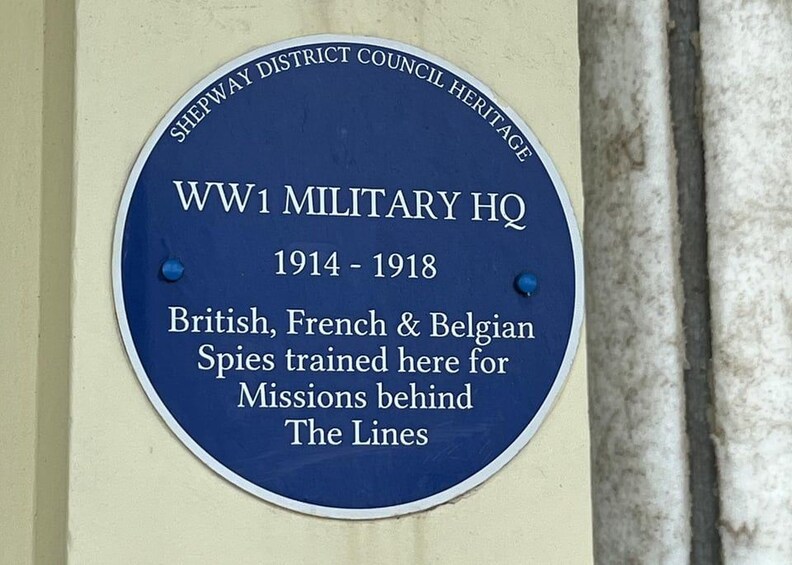 Une plaque bleue fixée à un mur, portant un texte relatant l’histoire du quartier général militaire de la Première Guerre mondiale et la formation des espions. 3