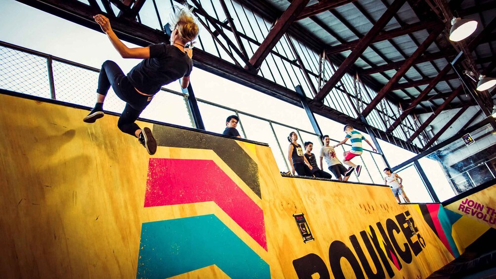 En person skater ned ad en rampe med et farverigt design, og teksten 'JOIN THE REVOLUTION'. 3