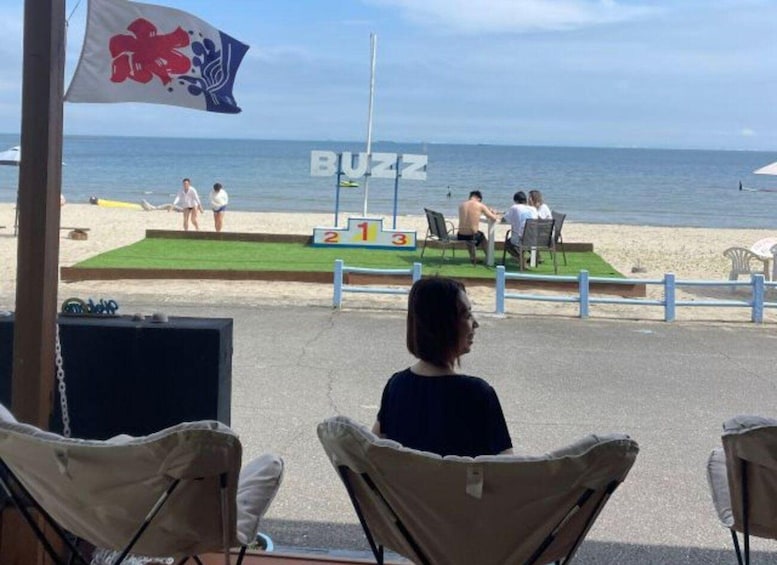 En strand med en scen, stolar och en flagga. 5