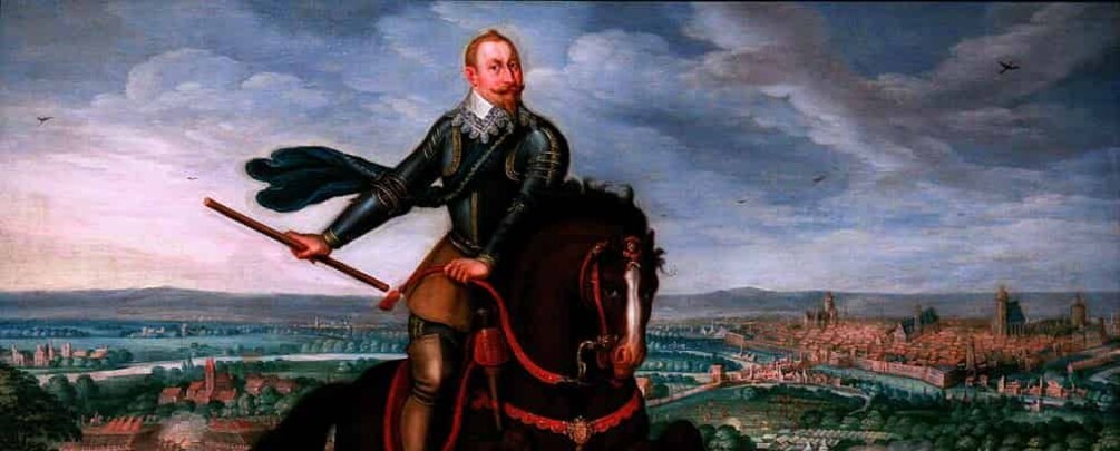 Une personne à cheval, vêtue d’un costume d’époque, avec une vue sur la ville en arrière-plan. 1