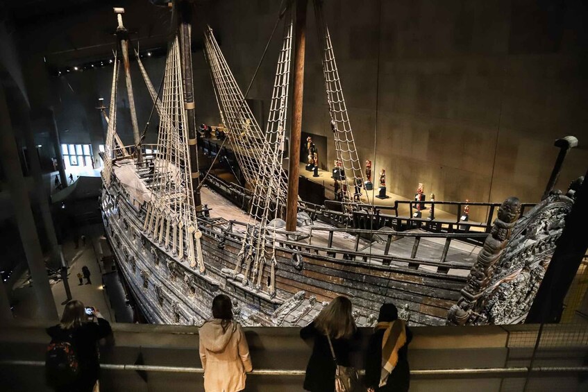 Une grande maquette de navire exposée dans un musée, que les visiteurs observent. 5