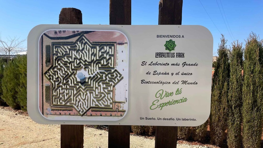 A sign with a maze design and text in Spanish. 3