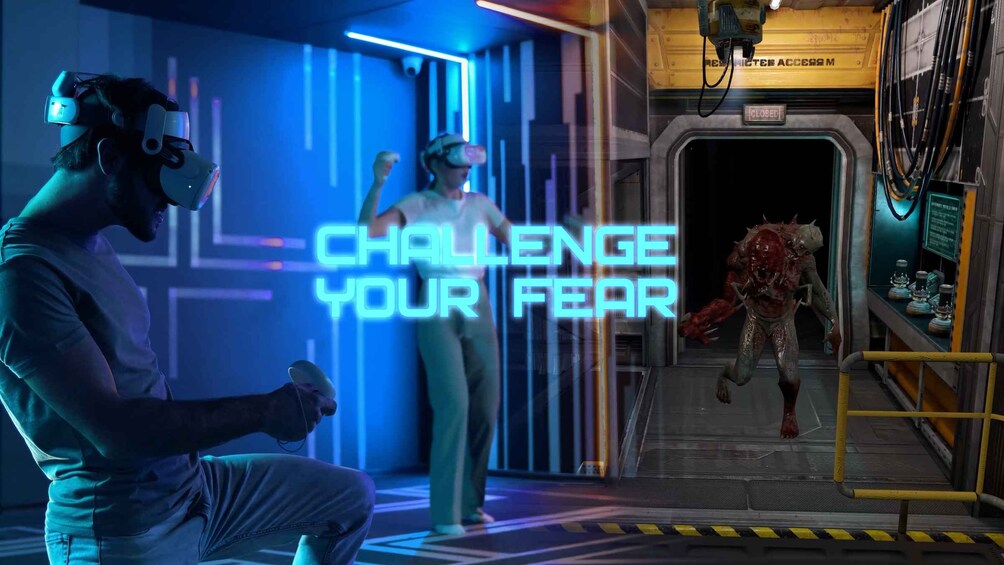 Et futuristisk miljø med neonlys og et skilt, der siger 'CHALLENGE YOUR FEAR'. 1