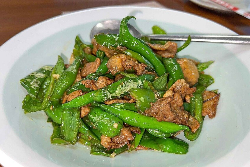 A plate of stir-fried beef and green peppers. 5