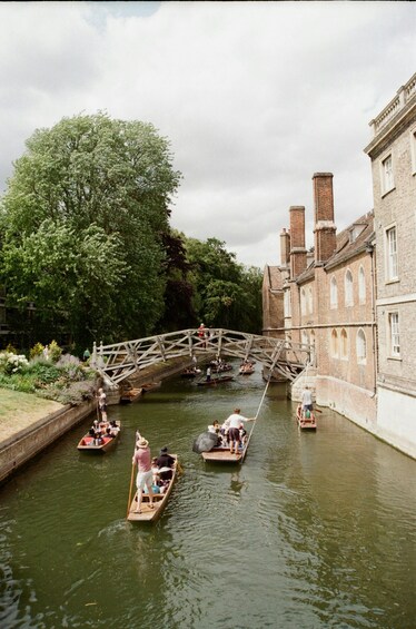 Une rivière avec des bateaux, un pont en bois et des bâtiments le long de la rive. 2