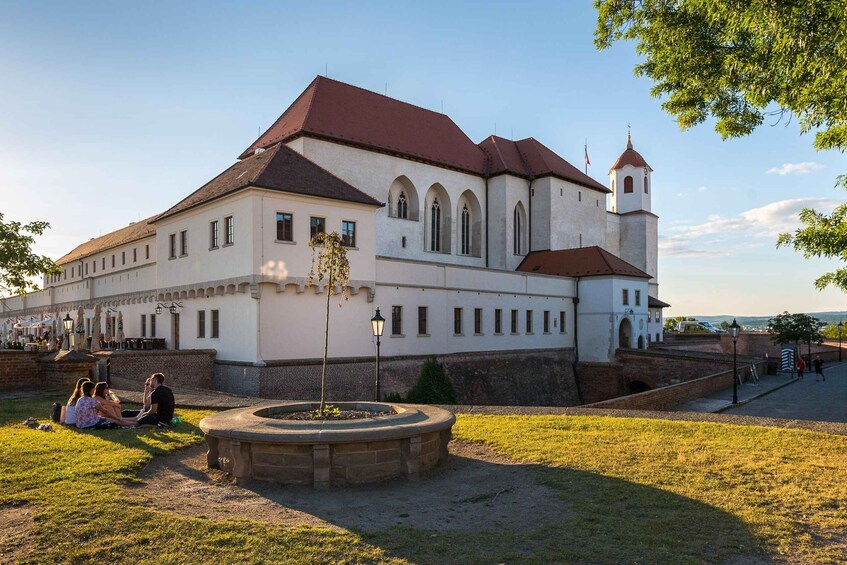 Ein historisches Gebäude mit rotem Dach und einem Glockenturm. 4