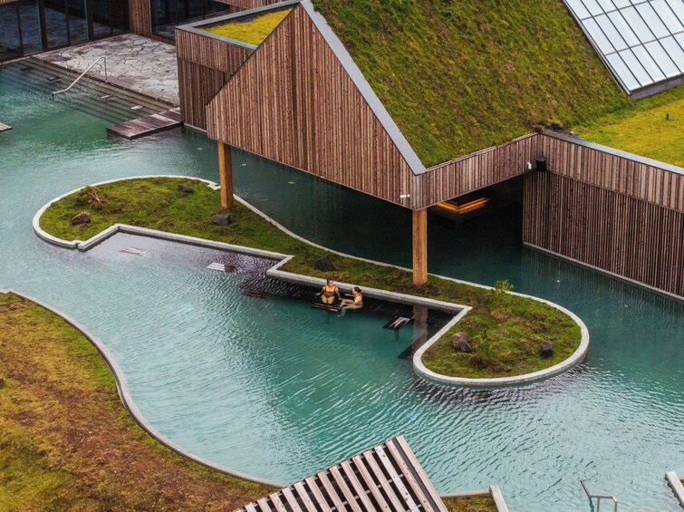 Una estructura arquitectónica moderna con piscina y zonas verdes circundantes. 2