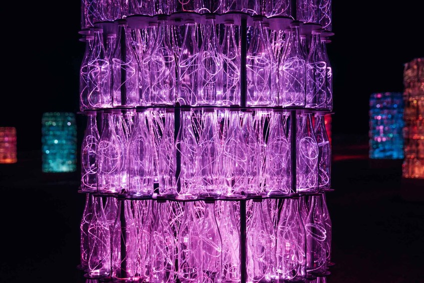 Eine mehrstufige Konstruktion mit beleuchteten Glasflaschen. 3