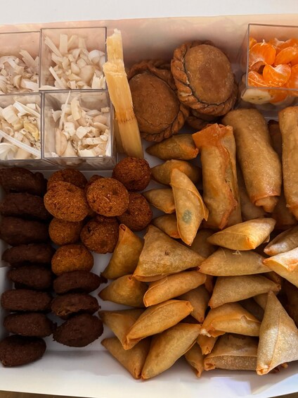 Una selezione di snack fritti, tra cui samosa, pasticcini e altro cibo fritto. 2