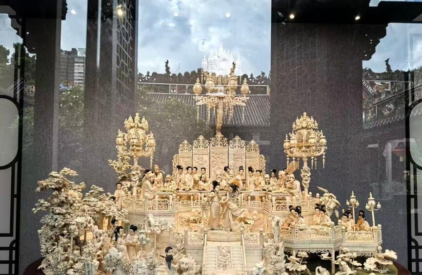 Une sculpture détaillée représentant une scène historique, avec des personnages et des éléments architecturaux. 2