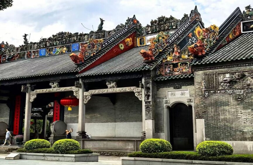 Un temple chinois traditionnel, orné de décorations et de statues raffinées. 3