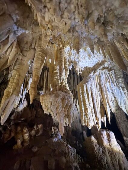 Eine Höhle mit Stalaktiten und Stalagmiten. 4