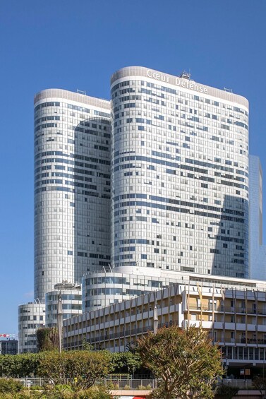 Un immeuble moderne de grande hauteur, doté d’une façade incurvée et de nombreuses fenêtres. 5