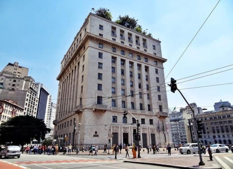 Un grand bâtiment historique, doté de plusieurs étages et d’une entrée centrale. 1
