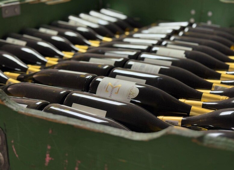 Une rangée de bouteilles de vin dans une caisse verte. 4