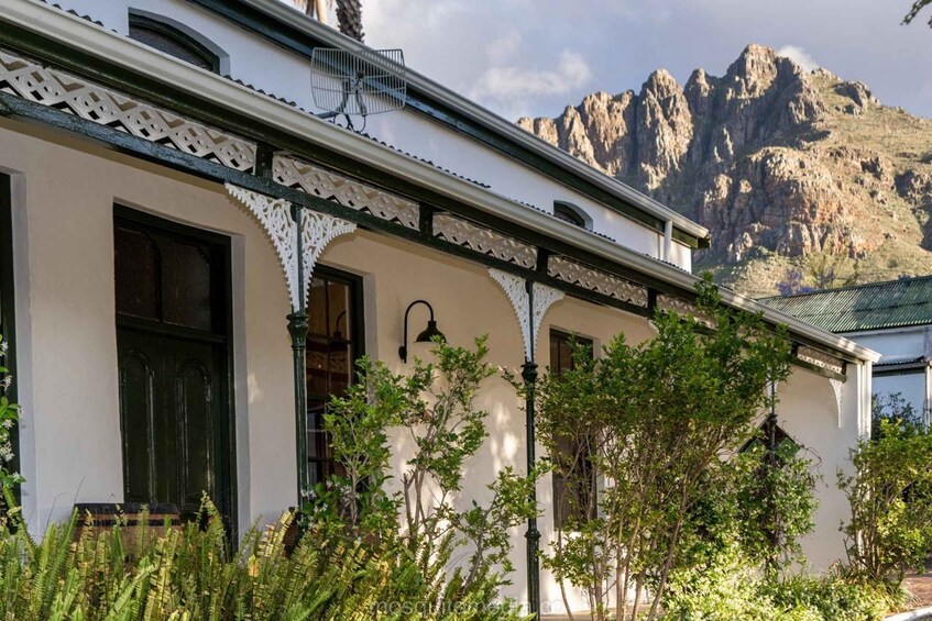 Un bâtiment aux décorations blanches élégantes, avec une montagne en arrière-plan. 3