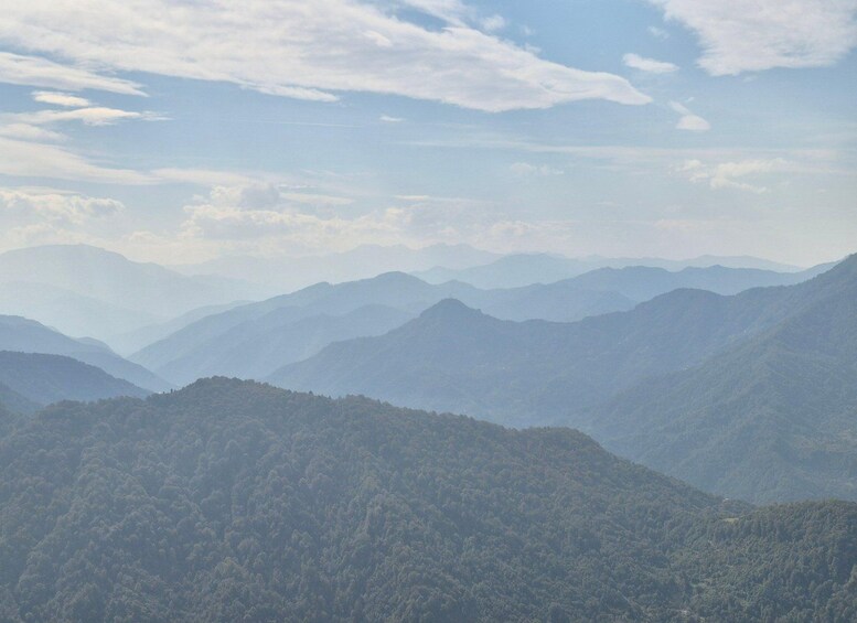 Cordillera con colinas escalonadas y cielo despejado. 3