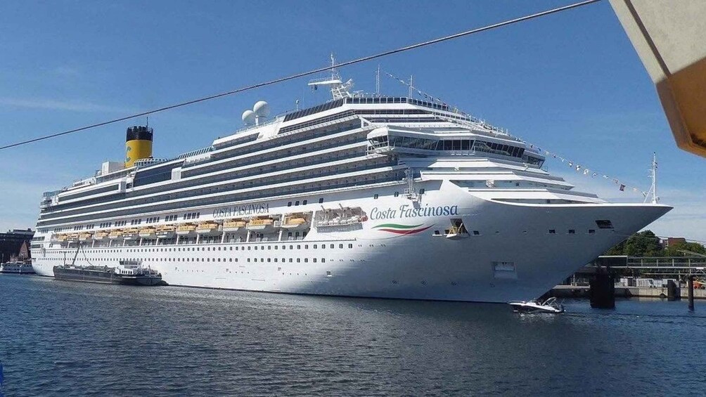 Un gran crucero llamado Costa Fascinosa atracado en un puerto. 1