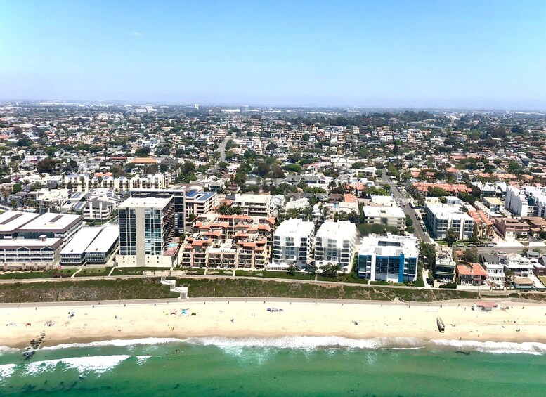 Un paisaje costero con playa, edificios residenciales y cielo despejado. 4