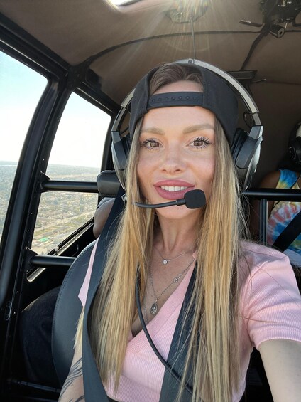 Una persona en la cabina de un helicóptero, con vista a un paisaje. 3