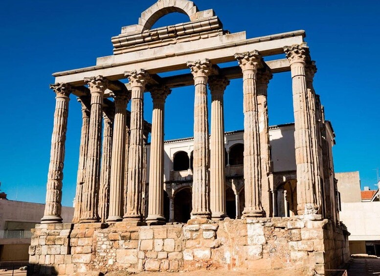 Ruines antiques avec des colonnes et des arches. 1