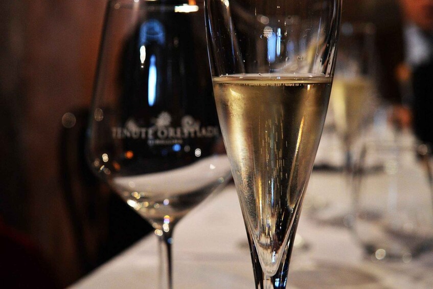 Un verre de champagne et une bouteille de vin sur une table. 3