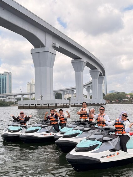 Un groupe de personnes sur des scooters des mers, avec un pont en arrière-plan. 1
