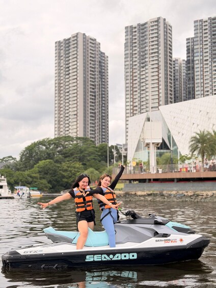 Deux personnes sur un jet ski, avec une vue sur la ville en arrière-plan. 2