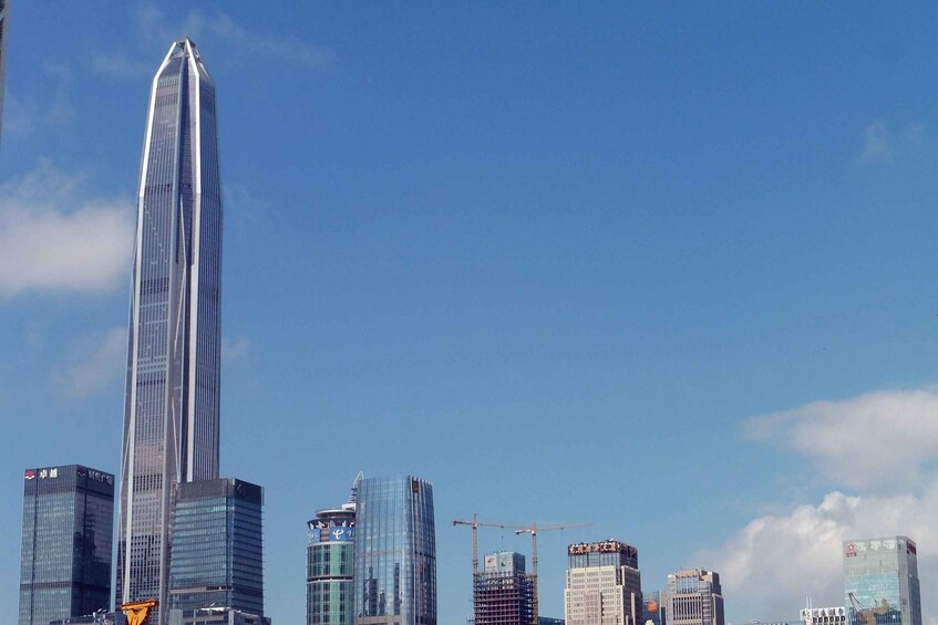 Un horizonte urbano con un rascacielos destacado y varios edificios más. 1