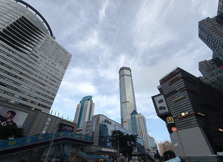 Un horizonte urbano con rascacielos modernos, cielo despejado y una acera para peatones. 3