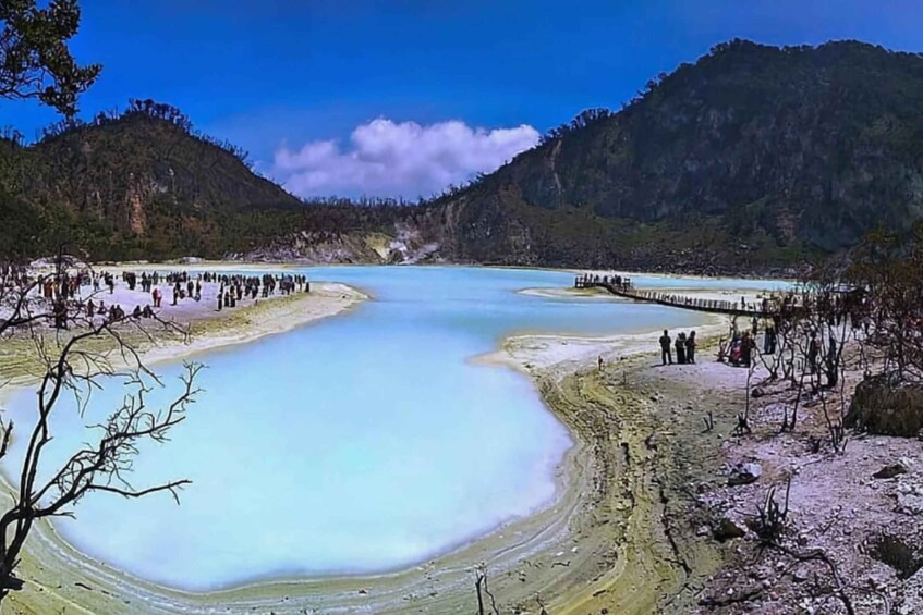 Un extenso cuerpo de agua rodeado de montañas. 2