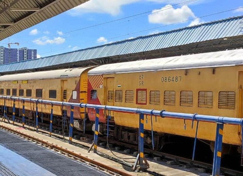 Un tren amarillo con el número 086487 en el andén de la estación. 2