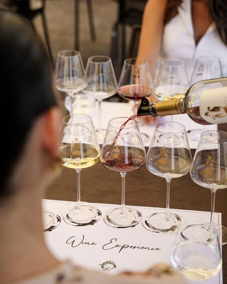 Un evento de cata de vinos con varias copas sobre una mesa. 1