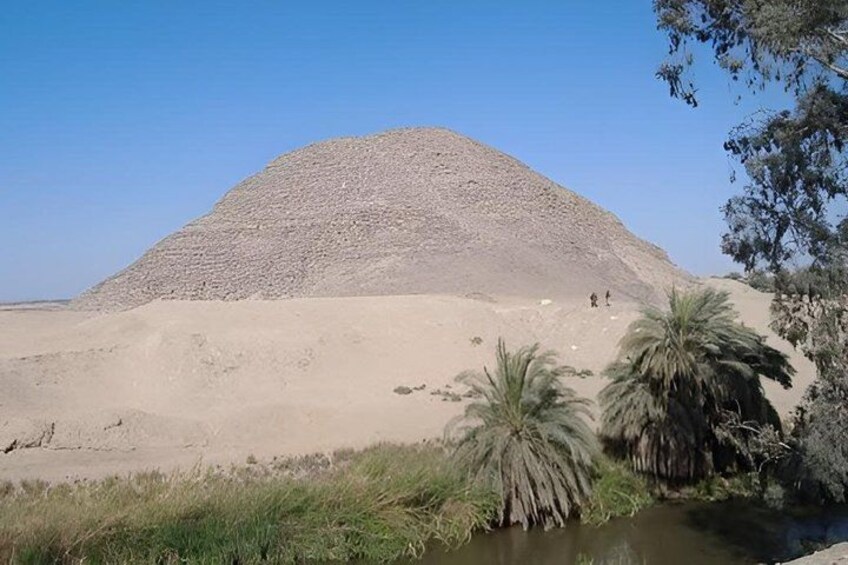 A pyramid, palm trees, and a river. 2