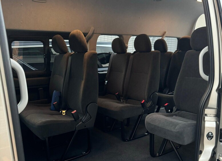 Interior de vehículo con varios asientos y espejo retrovisor. 5