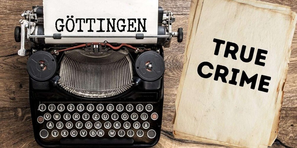Une machine à écrire ancienne sur laquelle est tapé le mot « GÖTTINGEN », accompagnée d’une feuille de papier sur laquelle est écrit « TRUE CRIME ». 1