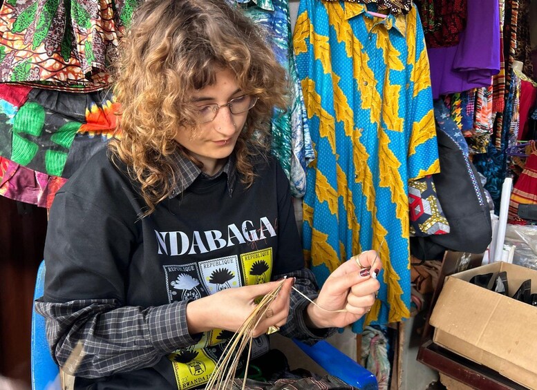 Una persona cose con hilo en una colorida tienda de telas. 5