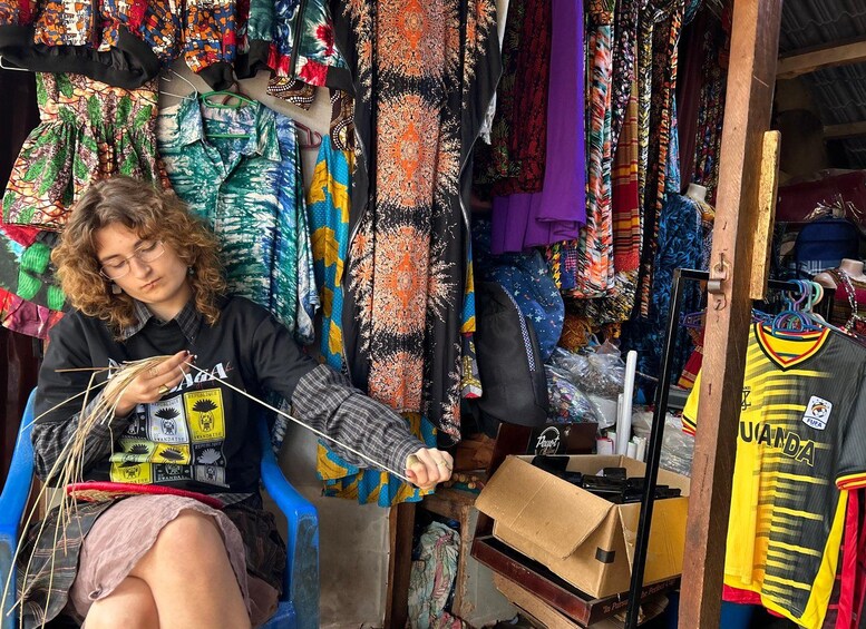 Una persona tejiendo con hilos de colores en un puesto de mercado. 4