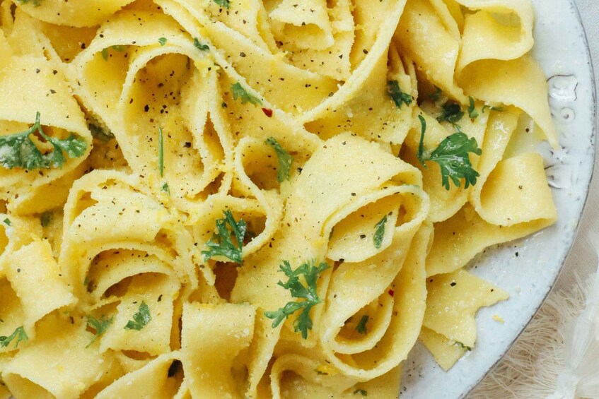 Une assiette de pâtes garnie d’herbes. 3