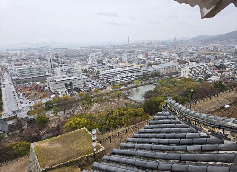 Un paisaje urbano con un río, edificios y un puente tradicional japonés. 3